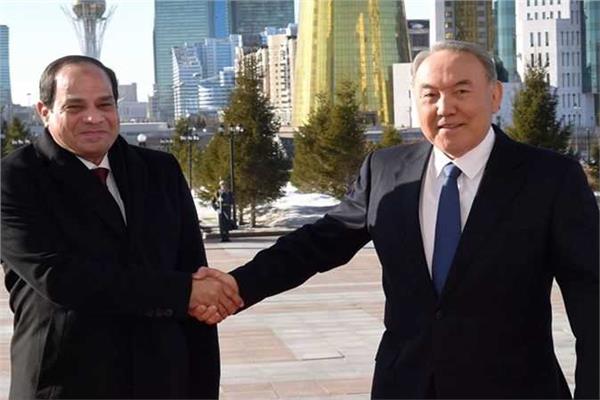 الرئيس السيسي يصافح رئيس دولة  كازاخستان