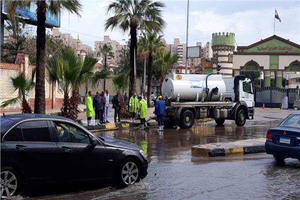 عربات سحب مياه الأمطار تجوب الإسكندرية لتحقيق السيولة المرورية