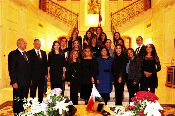 وزيرة الهجرة تلتقي أعضاء السفارة المصرية بلبنان