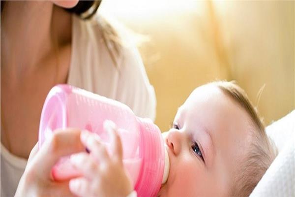 دراسة أسترالية تحذر: اللبن الصناعي يعرض الرضع للإصابة بـخطر "السمنة"