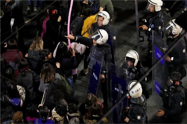 الشرطة التركية تقمع المتظاهرين