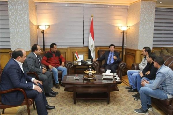 وزير الشباب يكرم أبطال إنقاذ ركاب محطة مصر