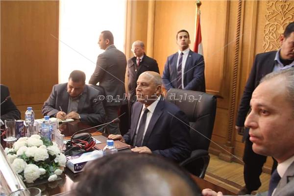 كامل الوزير يتفقد رصيف 6 بمحطة مصر.. ويجتمع بقيادات «السكة الحديد»