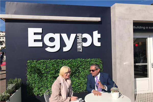 نائب وزير الإسكان يجري حوارات مع الصحف الأجنبية عن فرص الاستثمار العقاري في مصر