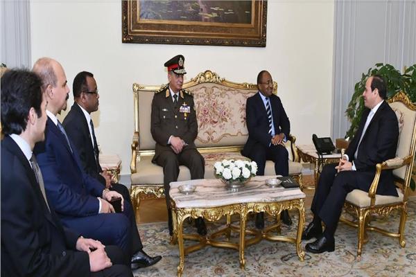 الرئيس عبدالفتاح السيسي مع وزير الدفاع التنزانى بحضور الفريق أول محمد زكى