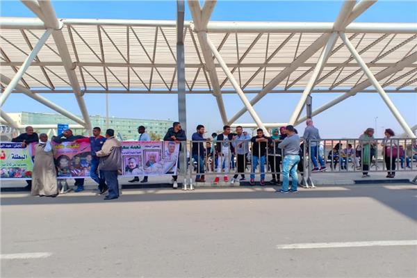 أسرة بطلة رفع الأثقال تصد المطار استعدادا لاستقبالها