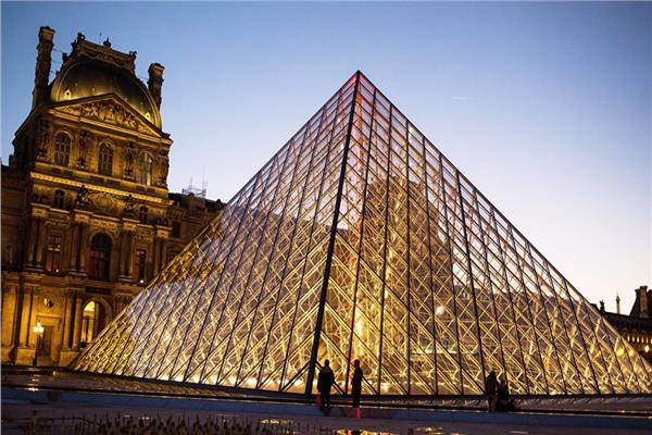 متحف اللوفر بباريس