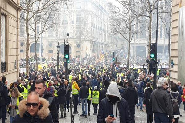أعمال تخريبية وتظاهرات عنيفة تعصف باستقرار باريس