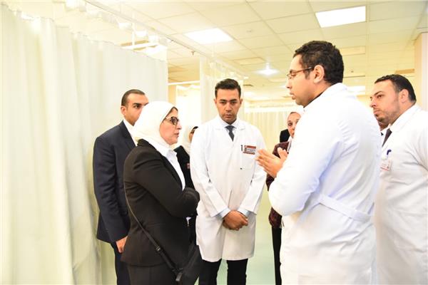 وزيرة الصحة خلال تفقد مستشفى أسوان التخصصي