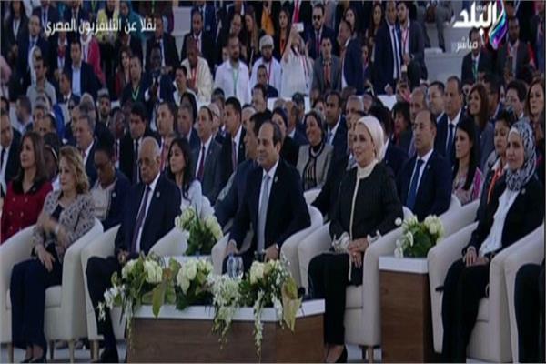 الرئيس عبد الفتاح السيسي وقرينته  اثناء حفل الافتتاح 