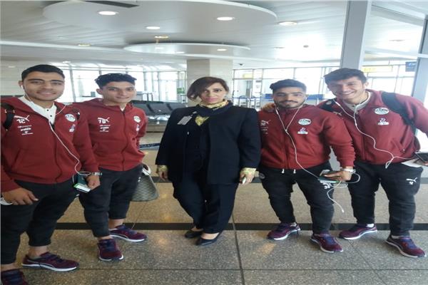 لاعبو المنتخب الأوليمبي خلال مغادرة مطار القاهرة 