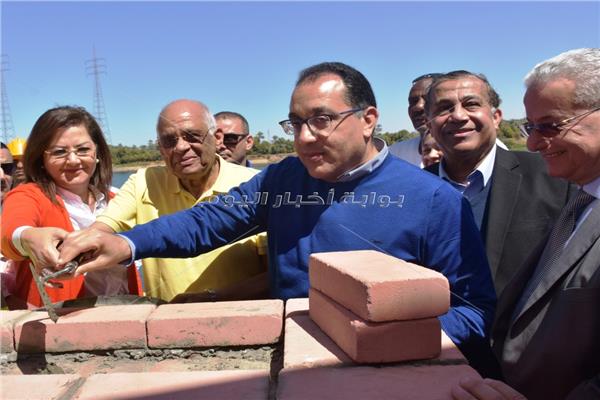 رئيس الوزراء يضع حجرالأساس لكوبرى دراو