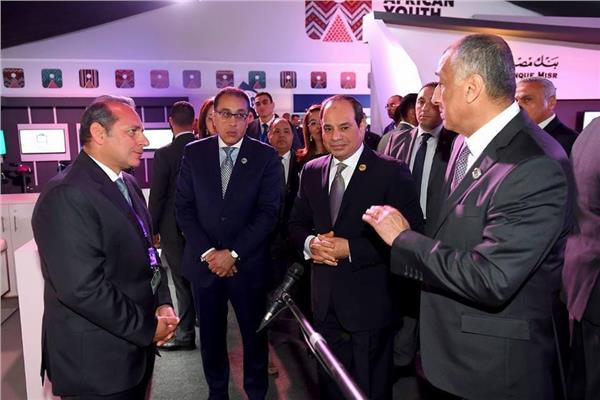 الرئيس السيسي يزور جناح البنك الأهلي المصري بملتقى الشباب العربي الافريقي