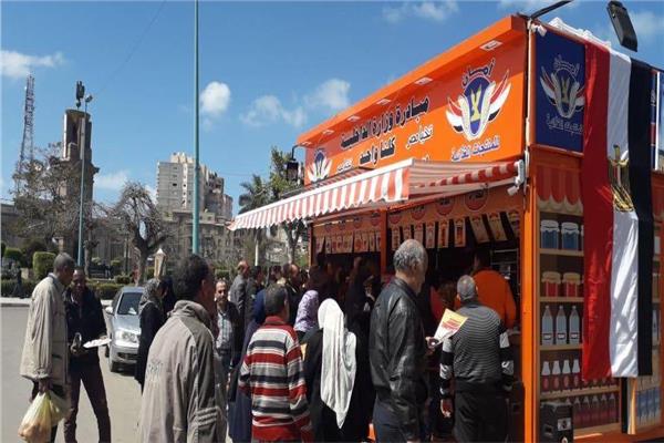 إقبال ملحوظ على منافذ «أمان» لبيع السلع بأسعار مخفضة بالإسكندرية