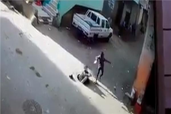 لحظة سقوط فتاة داخل «بلاعة» في الشارع 