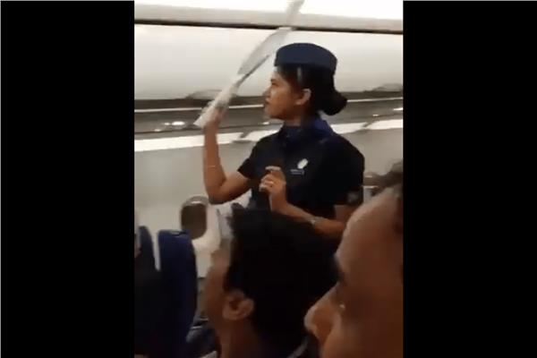 مضيفة طيران هندية تستخدم المضرب لإبادة البعوض