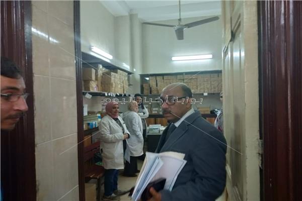 د. محمد زين وكيل وزارة الصحة بأسيوط خلال التفتيش 