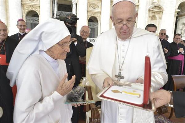 بابا الفاتيكان يكرم راهبة إيطالية خدمت في إفريقيا منذ 60 عامًا