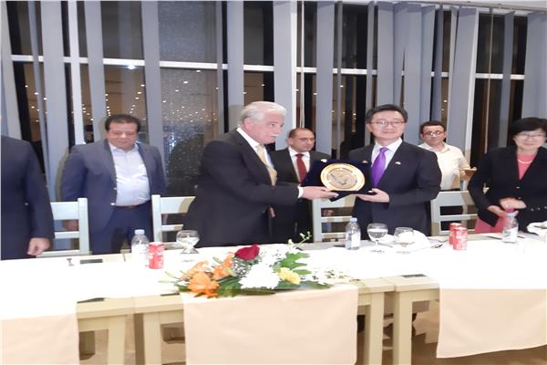 محافظ جنوب سيناء يهدي السفير الكوري درع المحافظة 