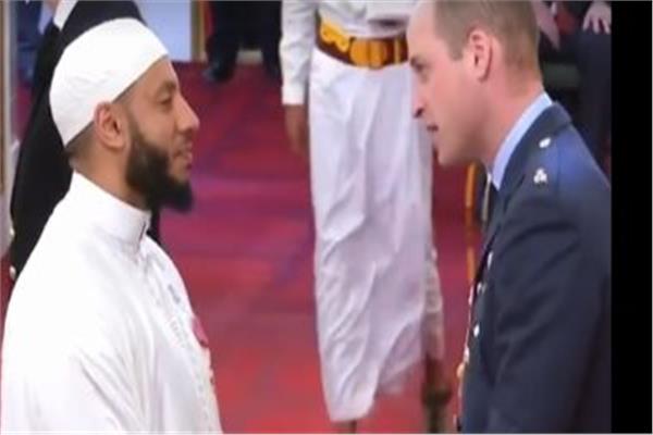 الأمير ويليام يمنح الإمام محمد محمود وسام الإمبراطورية البريطانية 
