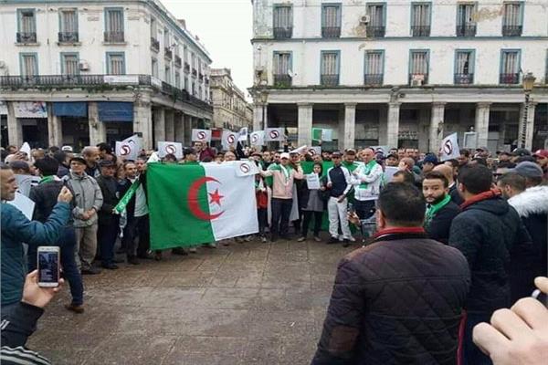 عودة المحتجين إلى شوارع الجزائر 