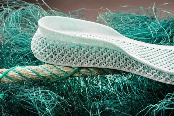 الحرب على البلاستك| شركة ملابس رياضية تنتج أحذية من المخلفات..صور