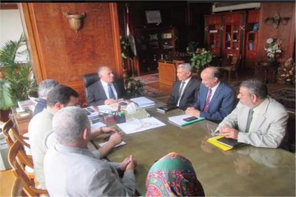 وزير الري يبحث استعدادات موسم الحج القادم مع رئيس مكتب حجاج مصر