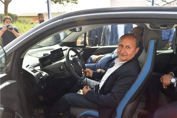 وزير الصناعة يشهد إطلاق المجموعة البافارية للسيارات الكهربائية BMWi في مصر