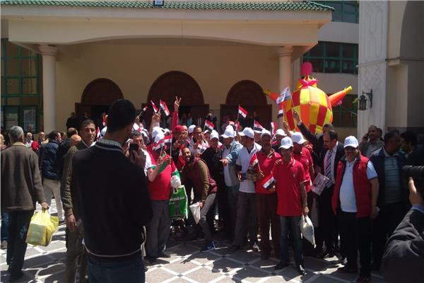 توافد العاملين بالبترول للمشاركة في مؤتمر دعم التعديلات الدستورية بالإسكندرية 
