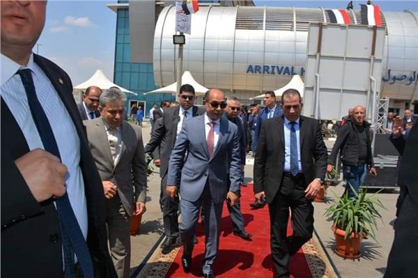 وزير الطيران يتفقد مطار القاهرة استعدادا للاستفتاء
