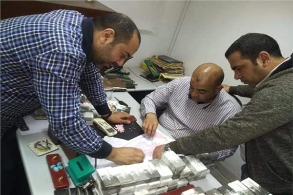 إحباط 3 محاولات لتهريب منشطات جنسية وأدوية وسبح عاج بمطار القاهرة