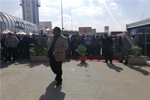 توافد العشرات من العاملين بالطيران المدني علي مقر لجان الاستفتاء بالمطار 