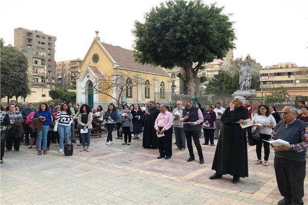 الكنائس الكاثوليكية في شبرا تحتفل بـ«درب الصليب»