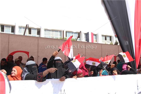 بالصور| «بالأعلام والطبل والمزمار» المواطنون يحتفلون بالاستفتاء