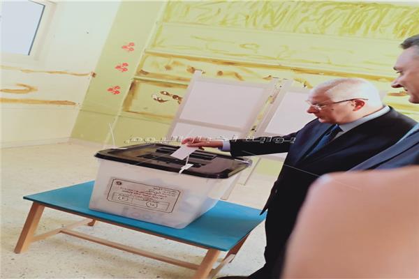 الرئيس الأسبق عدلي منصور يدلي بصوته