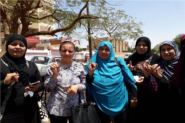  بالصور : المراة تتصدر المشهد في اللجان الانتخابية بقري المنيا