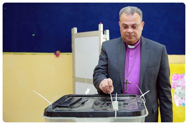 رئيس الطائفة الإنجيلية يدلي بصوته في استفتاء التعديلات الدستورية