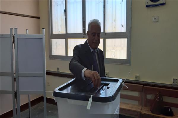 محافظ جنوب سيناء يدلي بصوته