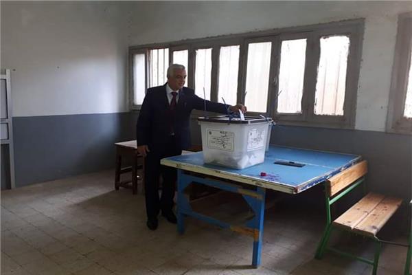 د. عاظل مبارك رئيس جامعة الننةفيه يدلى بصوته