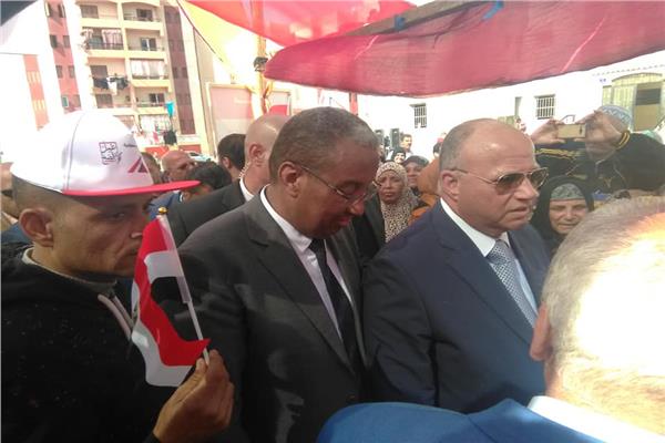 محافظ القاهرة يشارك أهالي الأسمرات فرحتهم خلال الاستفتاء على التعديلات الدستورية