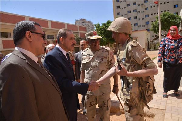 محافظ أسيوط وقائد المنطقة الجنوبية العسكرية يتفقدان اللجان