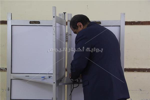  محمد سعفان وزير قطاع القوى العاملة بصوته فى الاستفتاء على التعديلات الدستورية