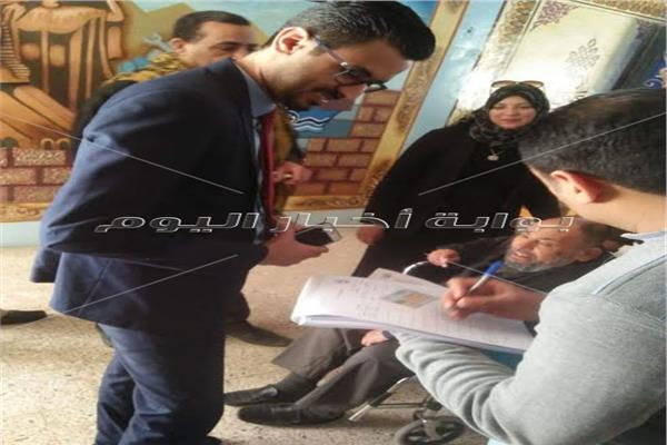 خروج قاضي لجنة الزخرفية بمدينة دمياط لاحد المواطنين