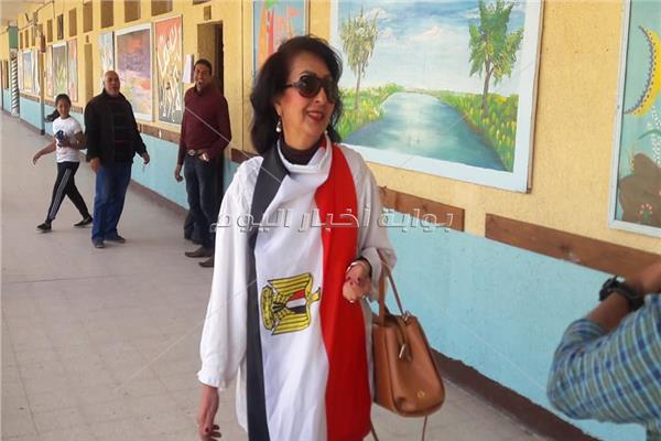 سيدة ترتدي علم مصر لدعم الانتخابات