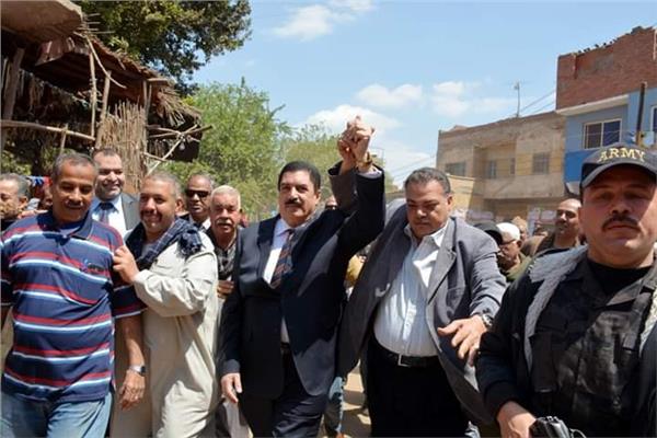 صور| محافظ القليوبية يتفقد لجان الإنتخابات بعدد من قرى المحافظة