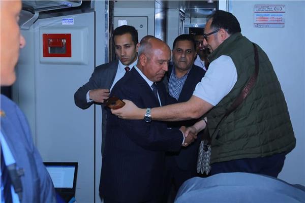  كامل الوزير ل ركاب قطار الإسكندرية: تحسن كبير في مستوى الخدمة قريبا