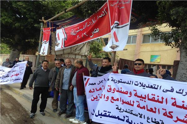 مسيرة حاشدة  للعاملين بمصانع الدلتا في اليوم الثالث للاستفتاء على التعديلات الدستورية