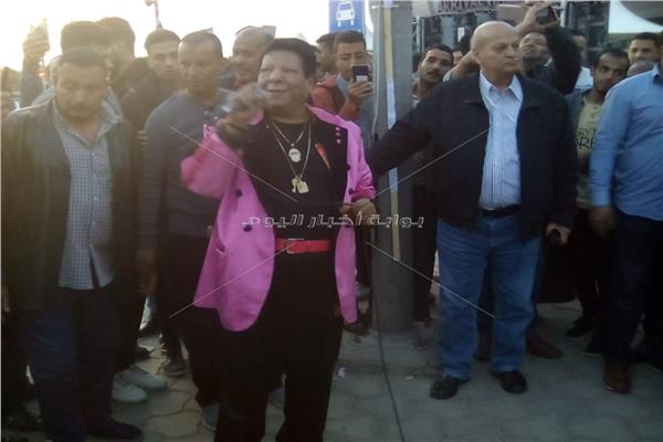 شعبان عبد الرحيم يغني للمواطنين في لجنتي الاستفتاء بالمطار 