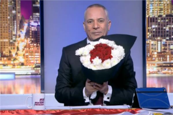 الإعلامي أحمد موسى يحمل باقة من الورد للشعب المصري