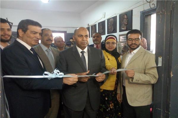 رئيس جامعة المنيا .. يفتتح معرض "سمبزيوم  النحت والخزف الأول" بـــ"فنية  المنيا"